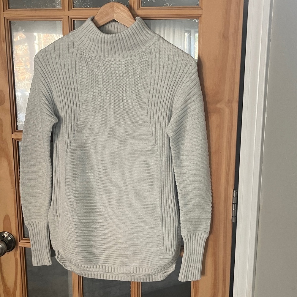 Akini • Gray Long ribbed Sweater Sz small